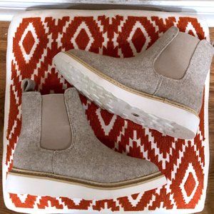 Universal Thread Chelsea Felt Boots